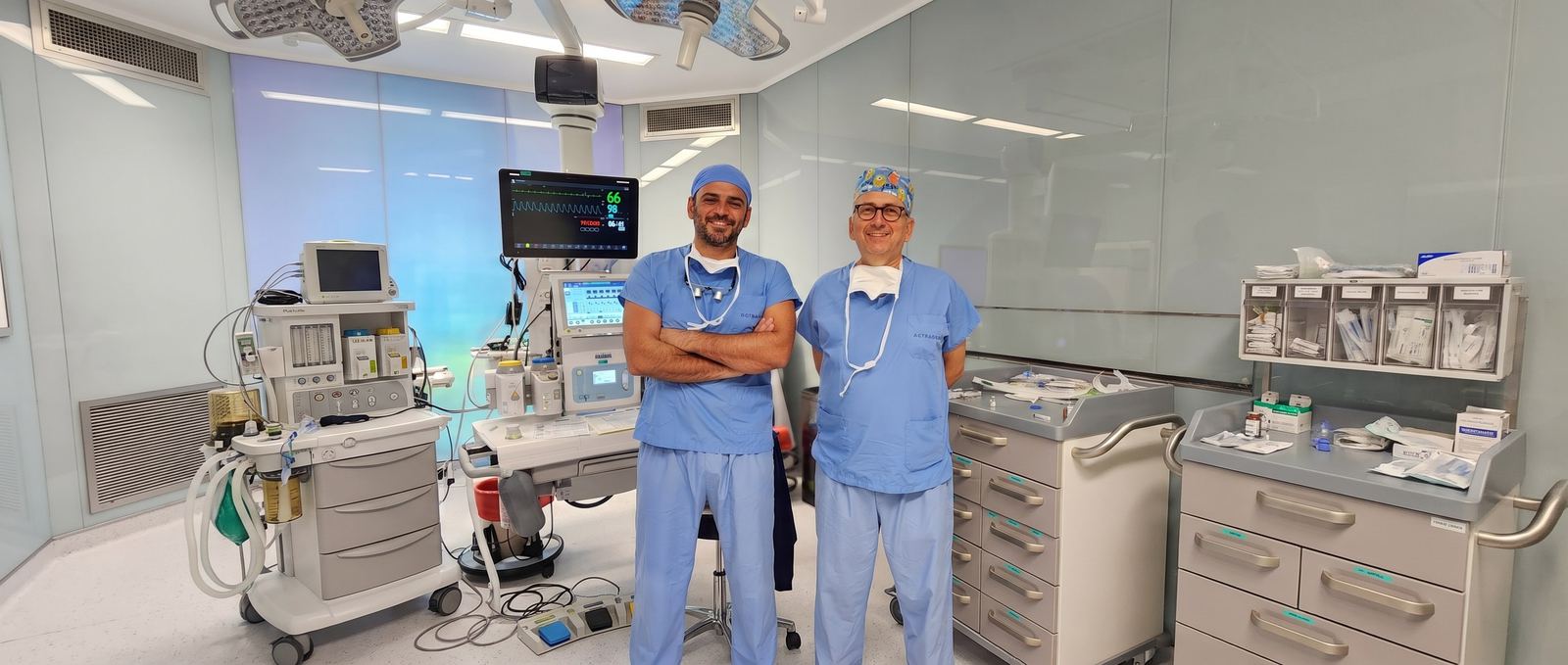 Prof. Dr. Ali Avanoğlu ve Doç. Dr. Yaşar Issı ameliyathanede